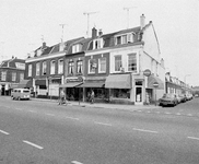 857277 Gezicht op de panden Amsterdamsestraatweg 185 (rechts) -195 te Utrecht, met rechts de Prooststraat.